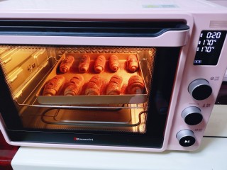 17、吃一次就会爱上它的美~可可酸奶面包,入海氏c40烤箱中层,上下管170度烤20分钟!注意观察颜色,必要时加盖一张锡纸!(烤箱温度及时间仅供参考,具体根据自家烤箱性能另定)