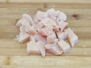 1、鸡米花,把鸡胸切成小块