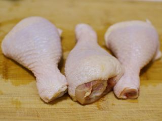 1、辣子鸡丁,鸡腿洗净。