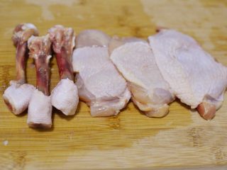 2、辣子鸡丁,剔骨。