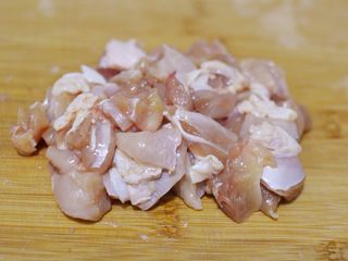 3、辣子鸡丁,切两厘米见方的块。