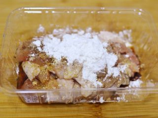 4、辣子鸡丁,放入生抽、料酒、黑胡椒粉、盐和淀粉。