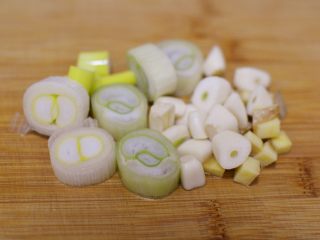 6、辣子鸡丁,葱姜蒜切块。