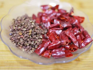 7、辣子鸡丁,干辣椒切段去籽。