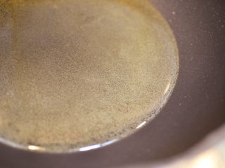 8、辣子鸡丁,锅中油放宽，烧热至160度。