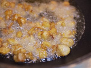 9、辣子鸡丁,调中火放入鸡块，炸至金黄后，捞出来。（这个时候，鸡块里面已经熟了，但是表皮并不酥脆。）