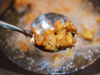 10、辣子鸡丁,调大火，待油温升到220，再次放入鸡块复炸至表皮酥脆。捞起来备用。