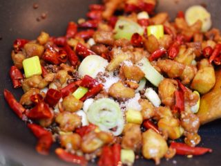 13、辣子鸡丁,放入白糖不断翻炒。
