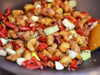 14、辣子鸡丁,到白糖融化就可以关火了。