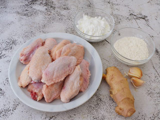 1、蒜香鸡翅,准备好材料