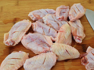 2、蒜香鸡翅,鸡翅洗净，在两面各划上两刀方便入味