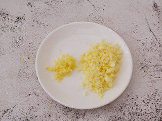 3、蒜香鸡翅,蒜切末，姜切末