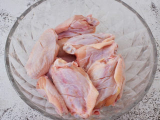 4、蒜香鸡翅,把鸡翅放入容器中