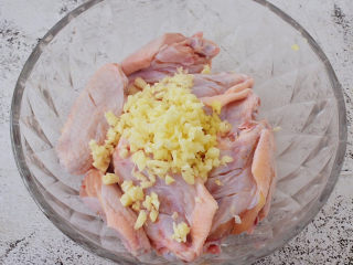 5、蒜香鸡翅,加入蒜末、姜末