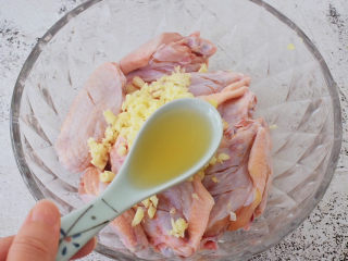 6、蒜香鸡翅,加入料酒