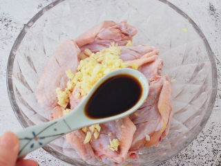 7、蒜香鸡翅,加入生抽