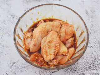 11、蒜香鸡翅,抓匀腌制2小时以上