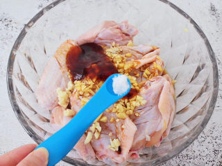 9、蒜香鸡翅,加入盐