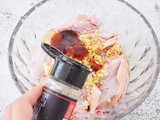 10、蒜香鸡翅,加入胡椒粉