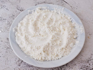 12、蒜香鸡翅,面粉和淀粉按1：1比例混合均匀