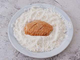 13、蒜香鸡翅,再把腌制好的鸡翅放入混合好的面粉中