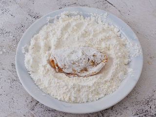 14、蒜香鸡翅,让其两面都裹上干粉