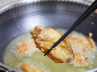 17、蒜香鸡翅,小火慢炸至淡黄色，捞出控油