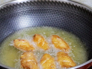 18、蒜香鸡翅,等锅中的油再次升温时，放入复炸