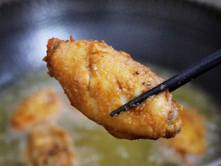 19、蒜香鸡翅,炸至金黄色，捞出控油即可