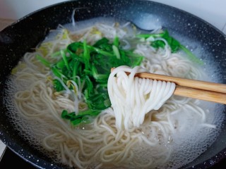 6、猪油拌面,待面条八成熟时加入青菜一起煮,面条煮熟捞出。