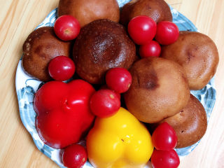 1、孜然烤香菇,准备好香菇、黄椒、红椒、圣女果。