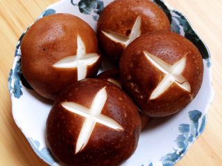 2、孜然烤香菇,香菇切十字花纹。