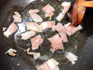 5、孜然烤香菇,锅中倒入橄榄油，加热至五成热，放入培根煸炒。