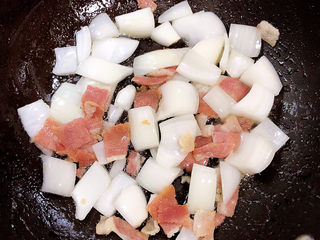 6、孜然烤香菇,放入洋葱继续翻炒均匀。