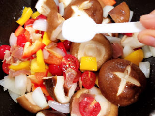 8、孜然烤香菇,加入一勺盐。