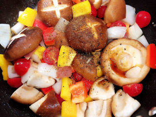 11、孜然烤香菇,再加入孜然粉，翻炒均匀。