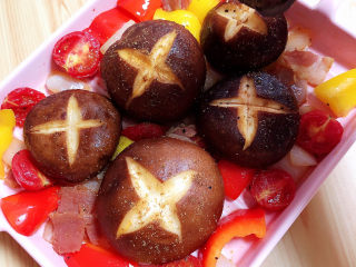 14、孜然烤香菇,在香菇上再撒上一层孜然粉。