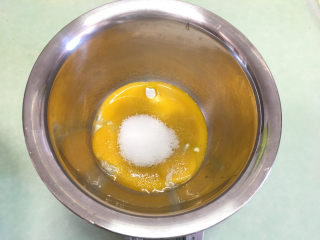 1、手指饼干,蛋黄中加入20克细砂糖。