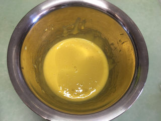 2、手指饼干,用手动打蛋器打匀。