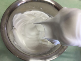 5、手指饼干,蛋白分次加入30克细砂糖进行打发，打发至蛋白提起有挺而有力的尖角。