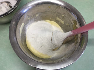 8、手指饼干,再筛入剩下的40克低粉。