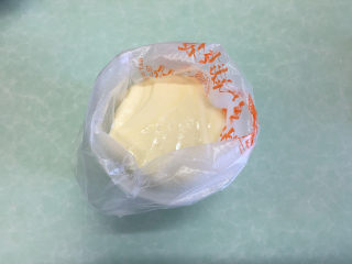 12、手指饼干,将最后做好的蛋糕糊装入裱花袋中。