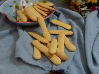 15、手指饼干,烘烤结束后取出晾凉，成品图。