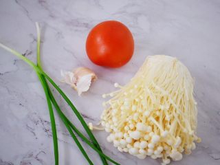 1、茄汁金针菇,准备好材料