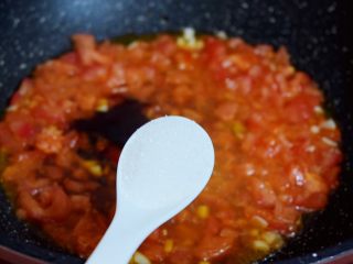 7、茄汁金针菇,加入白糖