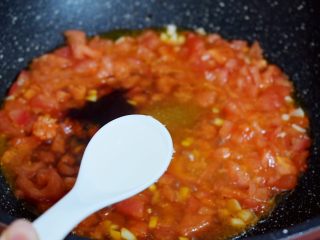 8、茄汁金针菇,加入白醋