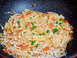 11、茄汁金针菇,撒上葱花即可出锅