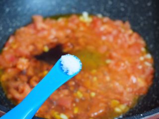 9、茄汁金针菇,加入盐调味