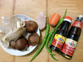 1、蘑菇炒肉,主要食材如图所示示意,平菇、鲜香菇、胡萝卜、鸡胸、青椒、酱油、蚝油。