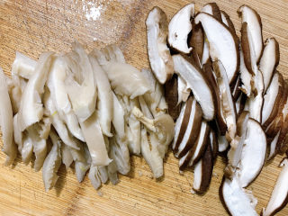 2、蘑菇炒肉,将洗净的平菇与香菇切成片